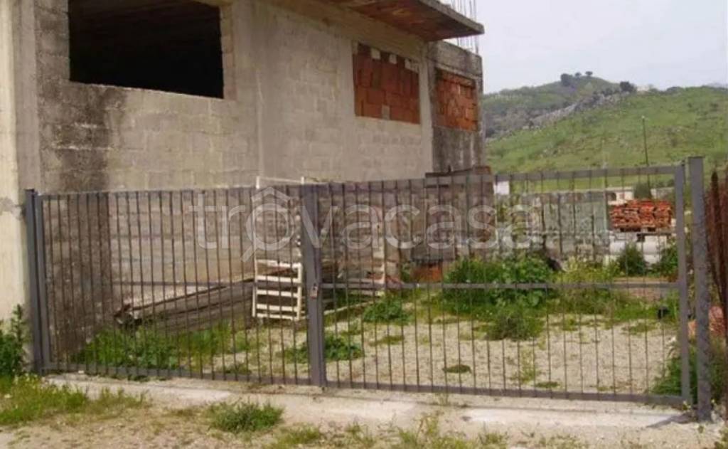 locale commerciale in vendita a Santa Cristina Gela