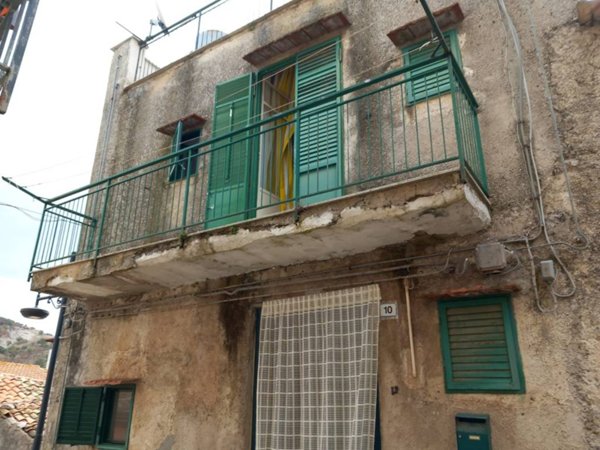 casa indipendente in vendita a Santa Cristina Gela