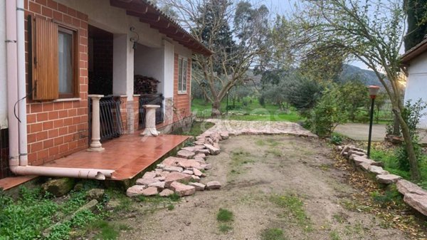 casa indipendente in vendita a Santa Cristina Gela