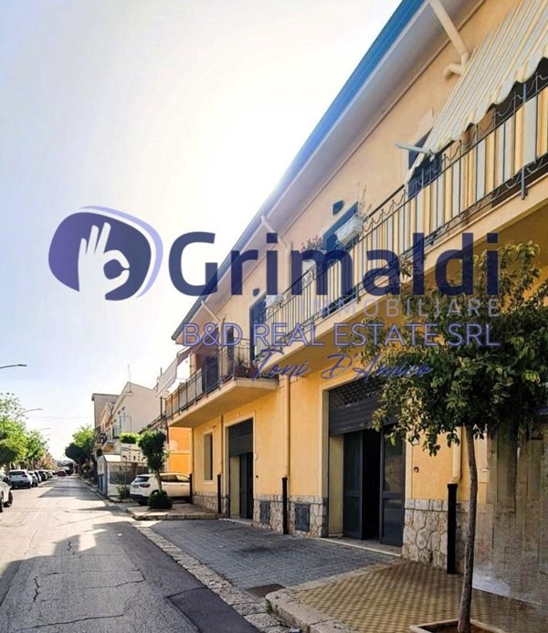 negozio in vendita a Santa Flavia in zona Porticello