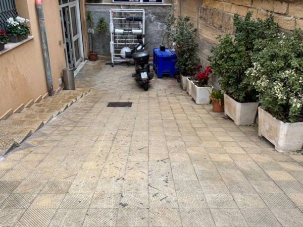 negozio in vendita a Santa Flavia in zona Porticello