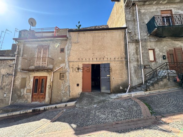 locale di sgombero in vendita a Sciara