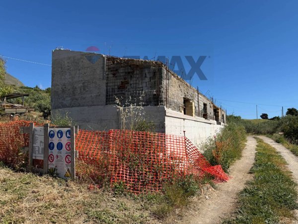 casa indipendente in vendita a Sciara