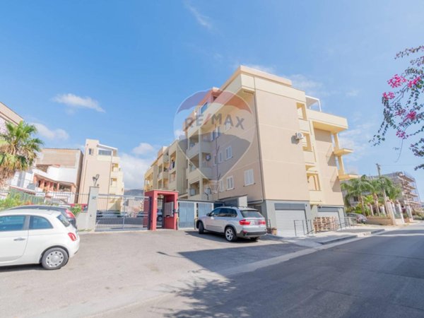appartamento in vendita a Terrasini in zona Cala Rossa