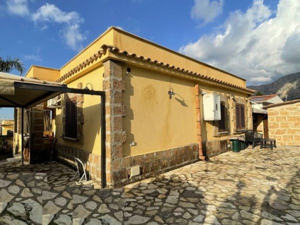 casa indipendente in vendita a Terrasini