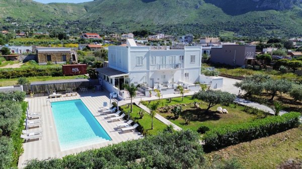 casa indipendente in vendita a Terrasini in zona Cala Rossa