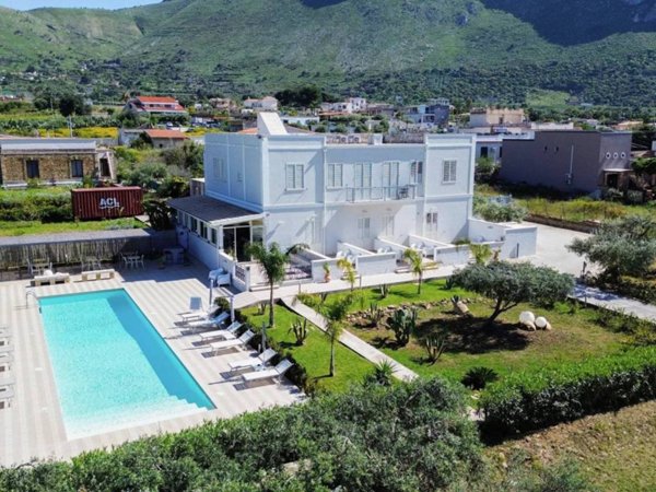 casa indipendente in vendita a Terrasini in zona Cala Rossa
