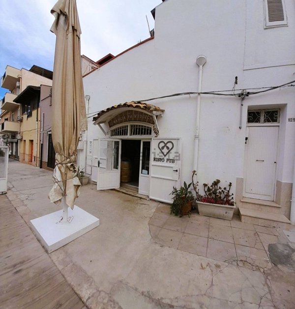 locale commerciale in vendita a Terrasini