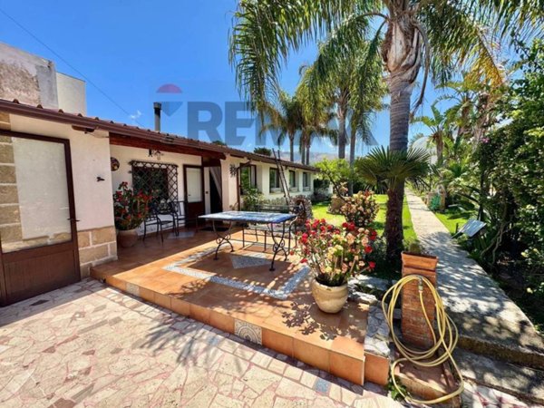 casa indipendente in vendita a Terrasini in zona Cala Rossa
