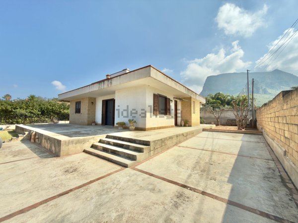 casa indipendente in vendita a Terrasini in zona Cala Rossa