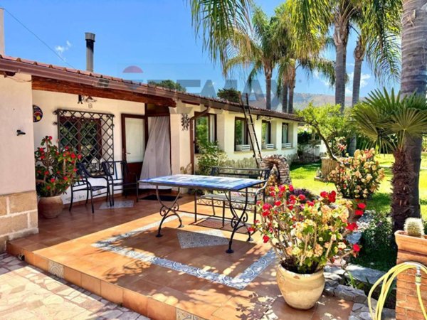 casa indipendente in vendita a Terrasini in zona Cala Rossa
