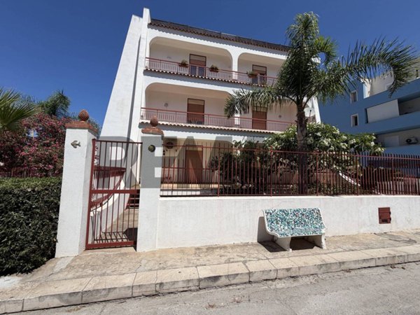 appartamento in vendita a Terrasini in zona Cala Rossa