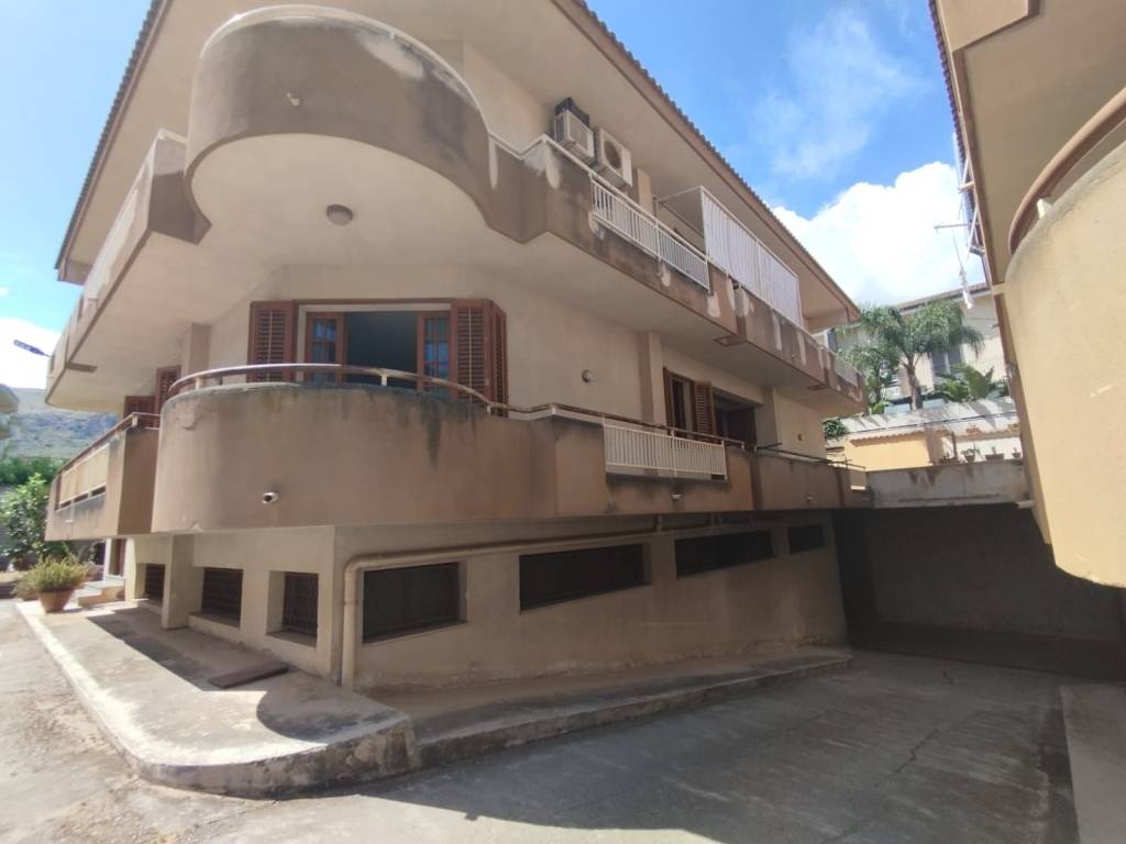 appartamento in vendita a Villabate in zona Pomara