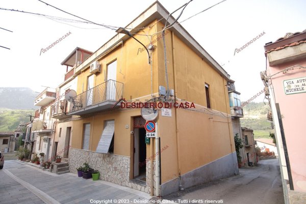 casa indipendente in vendita a Scillato