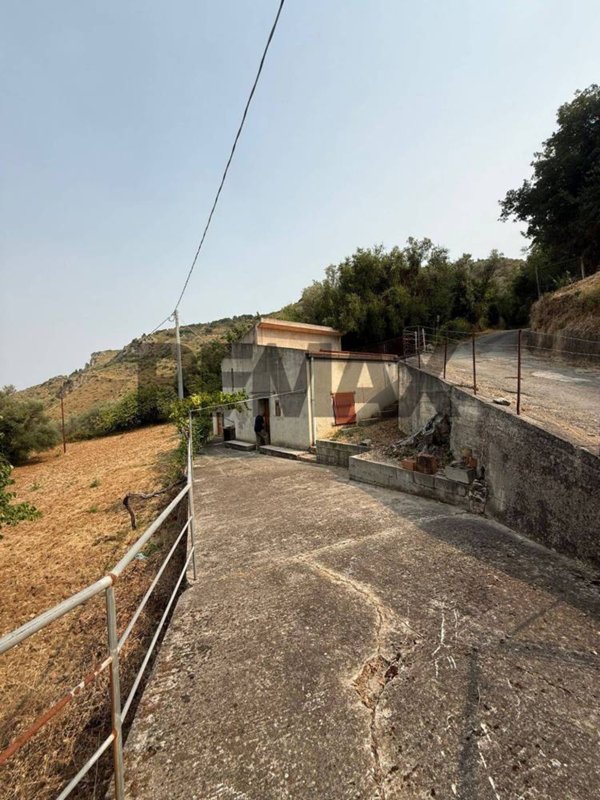 casa indipendente in vendita ad Alcara li Fusi