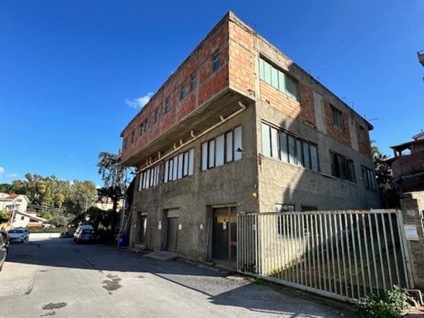 locale di sgombero in vendita a Barcellona Pozzo di Gotto in zona Oreto