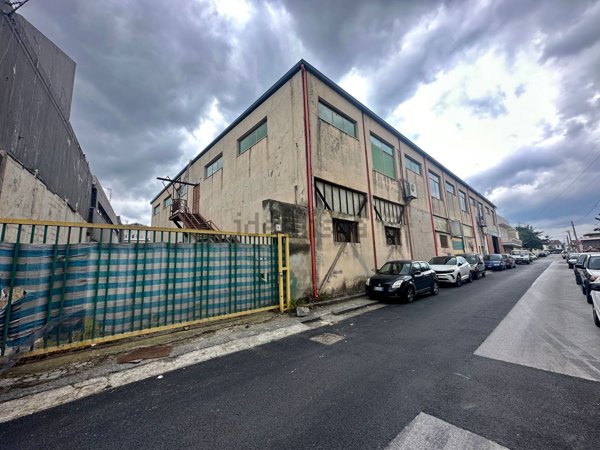 locale di sgombero in vendita a Barcellona Pozzo di Gotto