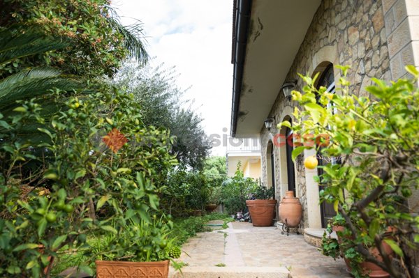 casa indipendente in vendita a Barcellona Pozzo di Gotto