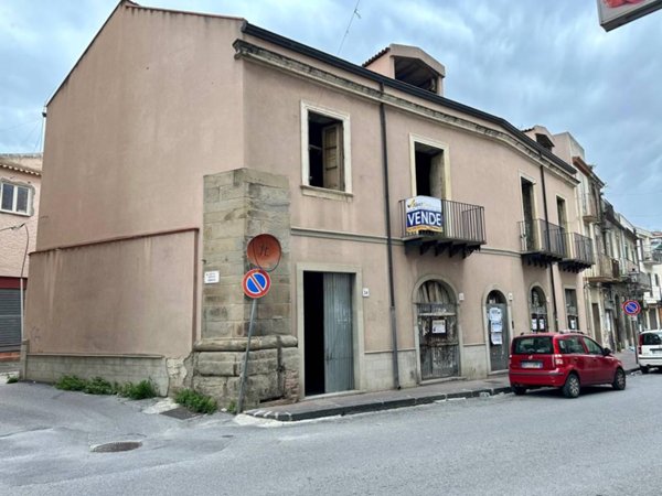 intera palazzina in vendita a Barcellona Pozzo di Gotto in zona Centro Città