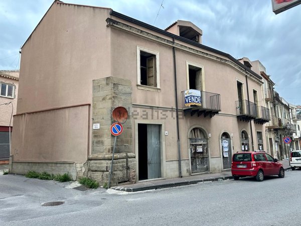 casa indipendente in vendita a Barcellona Pozzo di Gotto in zona Centro Città