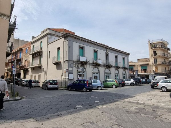 locale commerciale in vendita a Barcellona Pozzo di Gotto in zona Centro Città