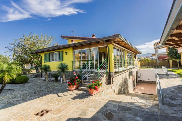 casa indipendente a Barcellona Pozzo di Gotto in zona Calderà/Spine Sante