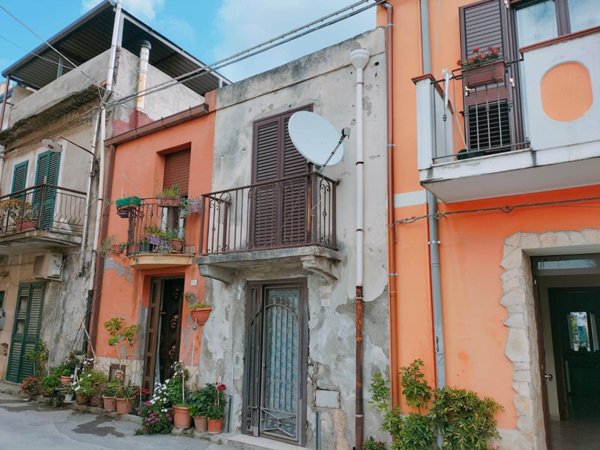 casa indipendente in vendita a Barcellona Pozzo di Gotto in zona Cannistrà