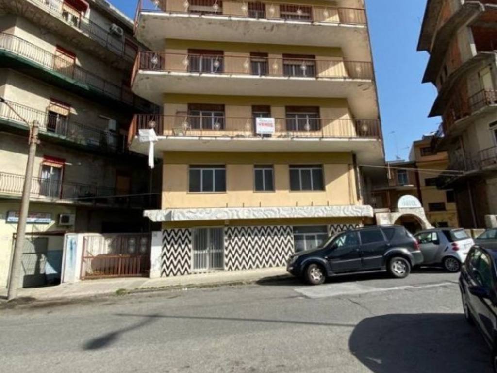 intera palazzina in vendita a Barcellona Pozzo di Gotto in zona Centro Città