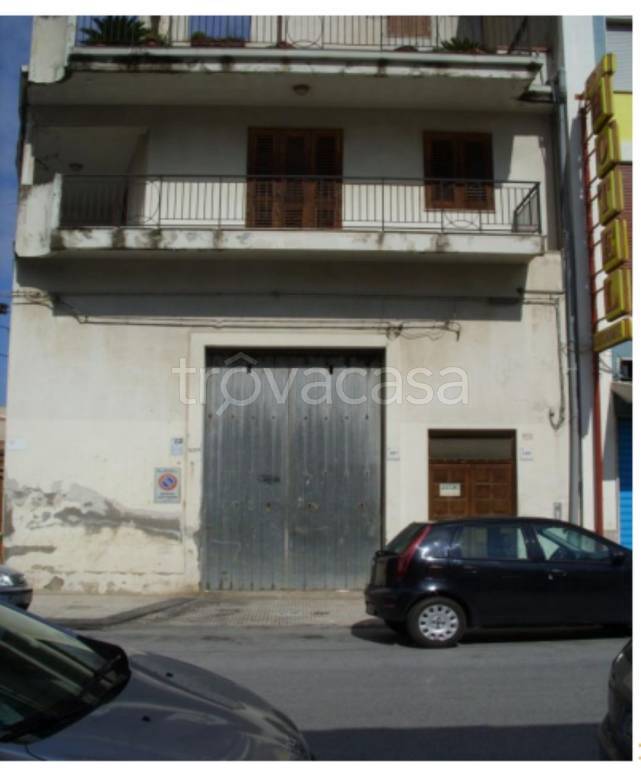 locale commerciale in vendita a Barcellona Pozzo di Gotto in zona Centro Città
