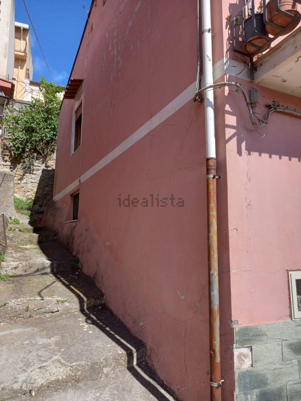 casa indipendente in vendita a Barcellona Pozzo di Gotto in zona Acquaficara