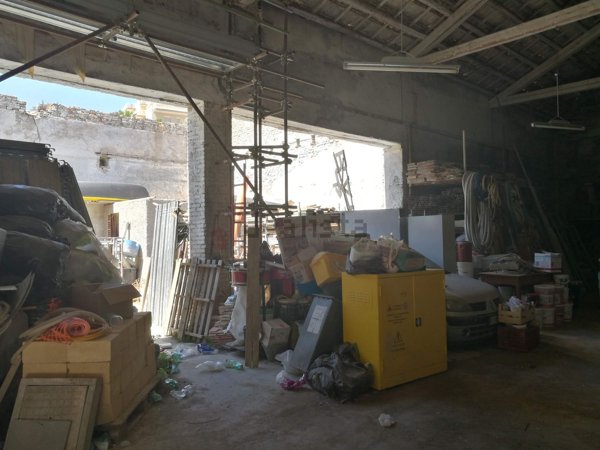 locale di sgombero in vendita a Barcellona Pozzo di Gotto in zona Centro Città