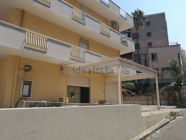 locale commerciale in vendita a Barcellona Pozzo di Gotto in zona Centro Città