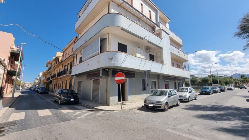 negozio in vendita a Barcellona Pozzo di Gotto in zona Calderà/Spine Sante