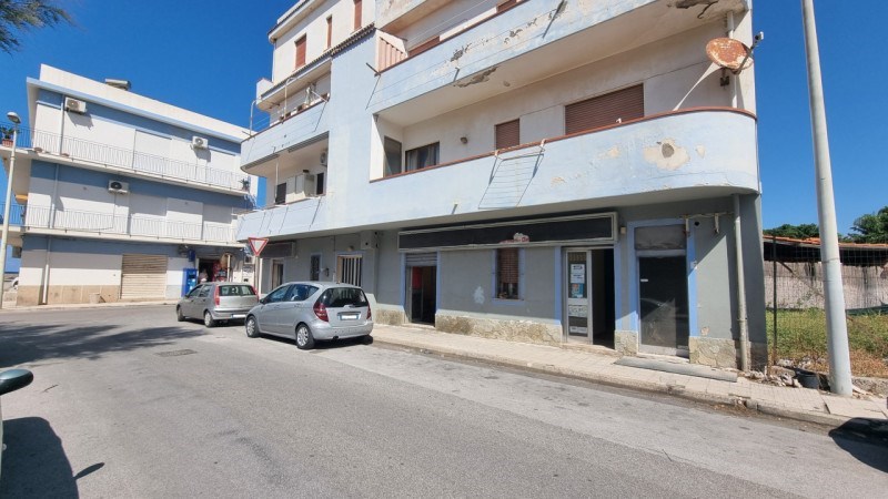 negozio in vendita a Barcellona Pozzo di Gotto in zona Calderà/Spine Sante