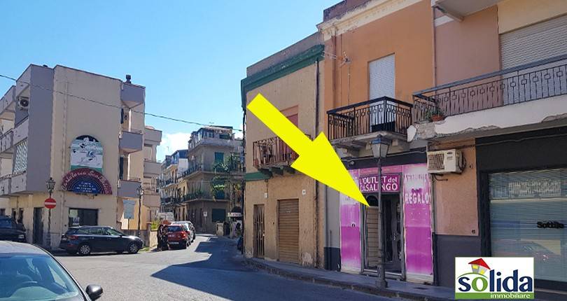locale commerciale in vendita a Barcellona Pozzo di Gotto in zona Centro Città