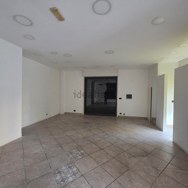 locale commerciale in vendita a Barcellona Pozzo di Gotto in zona Centro Città