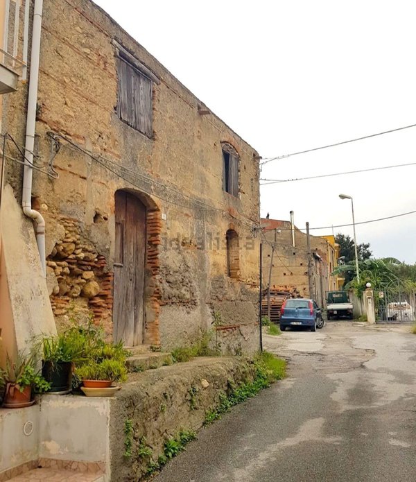 casa indipendente in vendita a Barcellona Pozzo di Gotto in zona Centineo