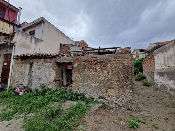 casa indipendente in vendita a Barcellona Pozzo di Gotto in zona Acquaficara