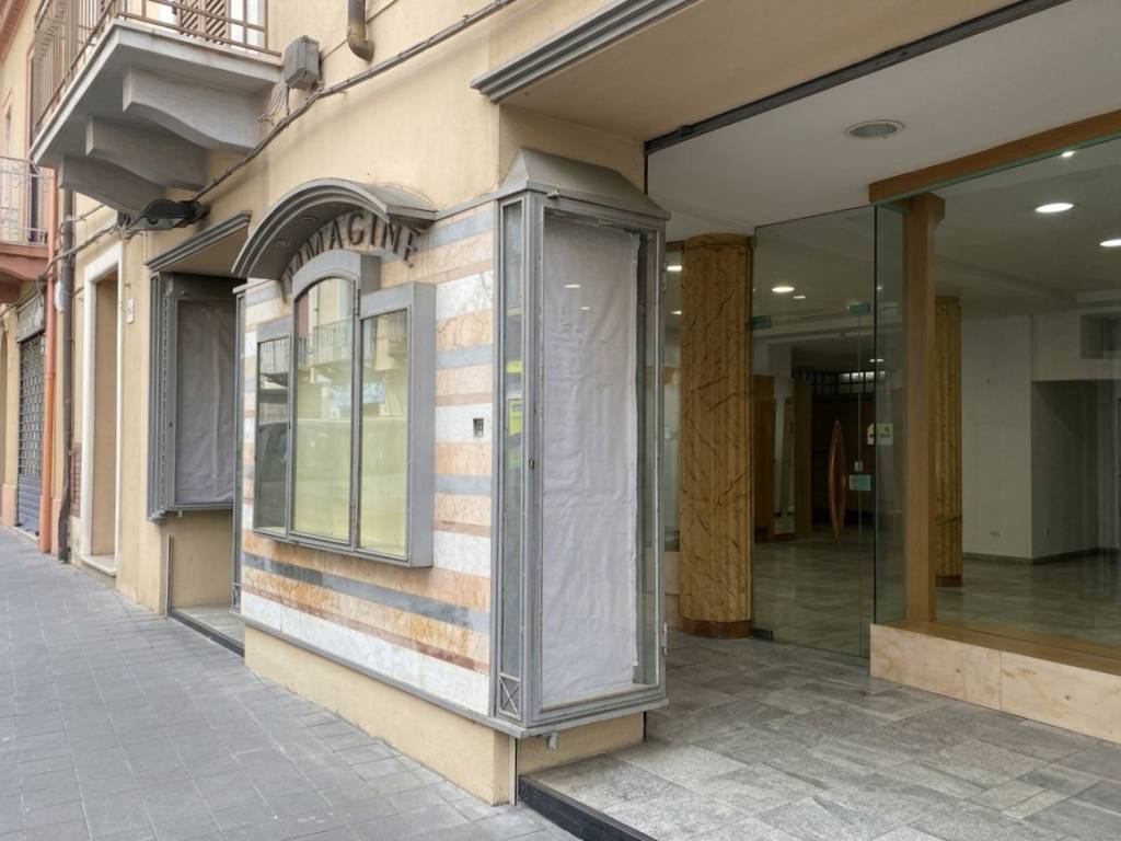 locale commerciale in vendita a Barcellona Pozzo di Gotto