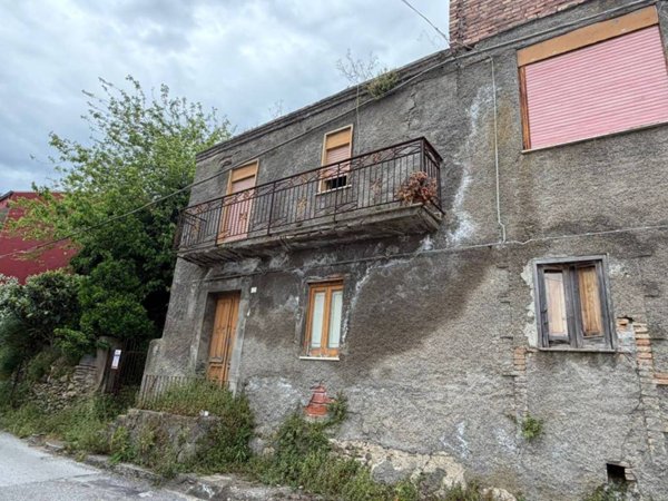 casa indipendente in vendita a Barcellona Pozzo di Gotto in zona Cannistrà