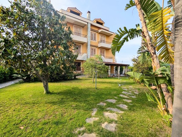 casa indipendente in vendita a Barcellona Pozzo di Gotto in zona Centro Città