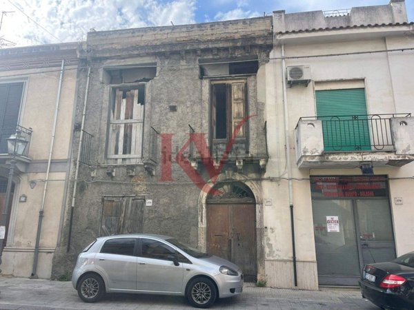 intera palazzina in vendita a Barcellona Pozzo di Gotto in zona Centro Città