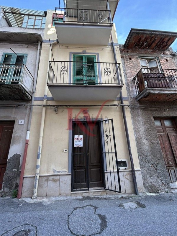 casa indipendente in vendita a Barcellona Pozzo di Gotto in zona Centro Città