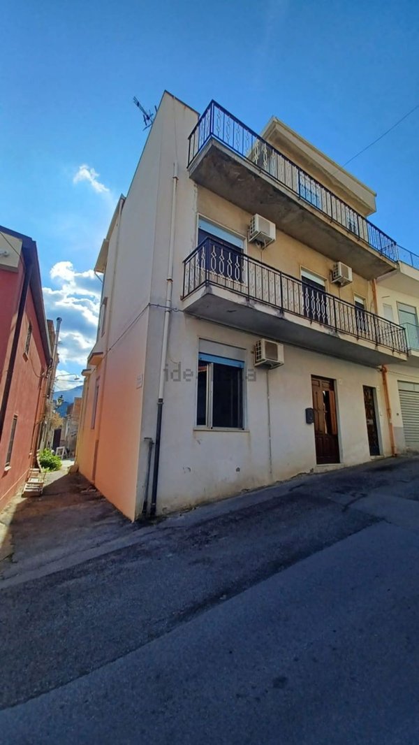 casa indipendente in vendita a Barcellona Pozzo di Gotto in zona Centro Città