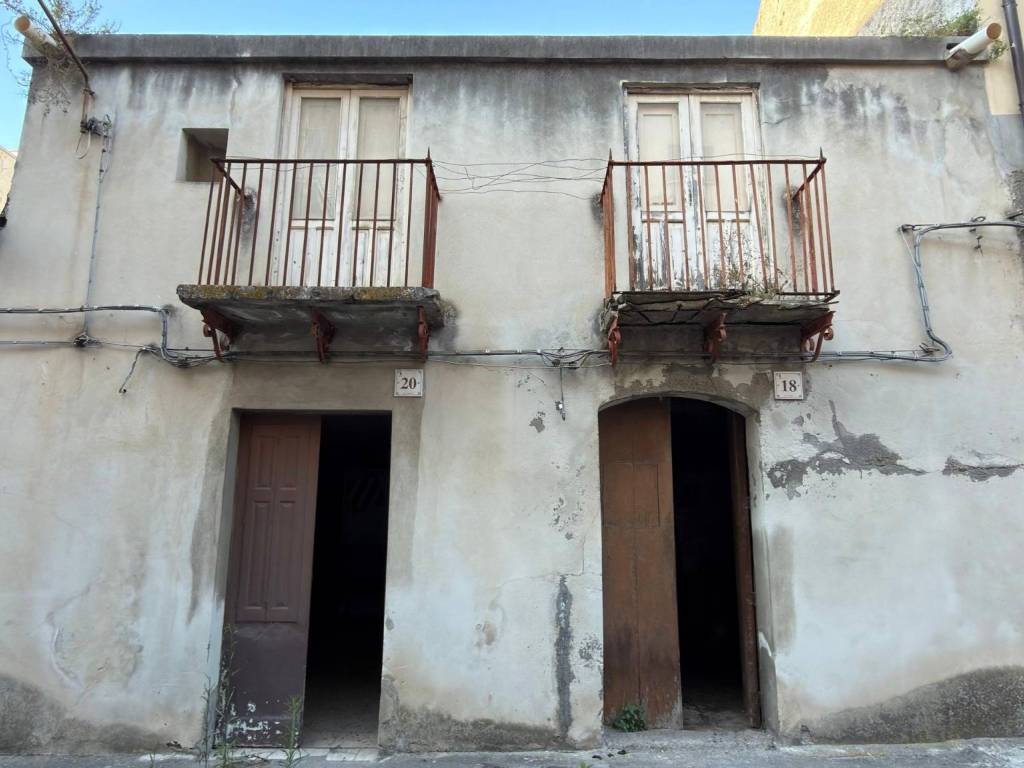 casa indipendente in vendita a Barcellona Pozzo di Gotto in zona Centro Città