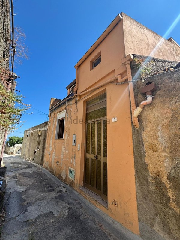 casa indipendente in vendita a Barcellona Pozzo di Gotto in zona Acquaficara