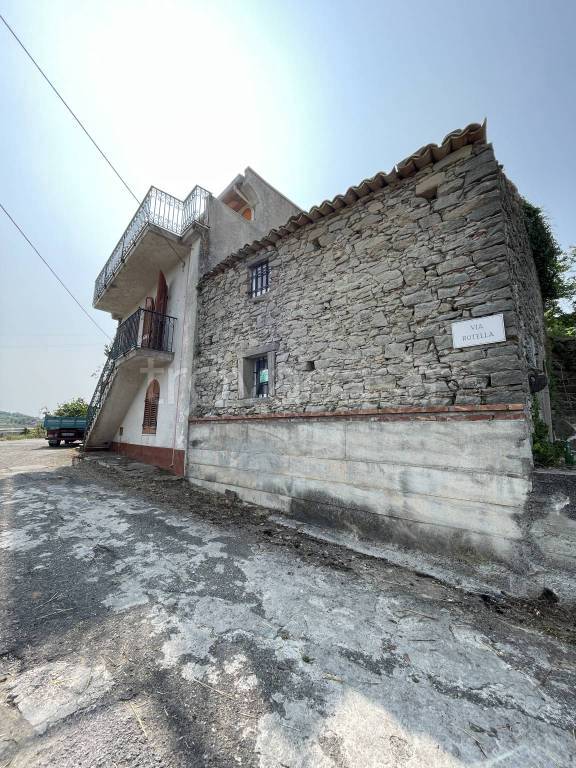 casa indipendente in vendita a Basicò