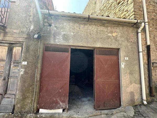 locale di sgombero in vendita a Basicò