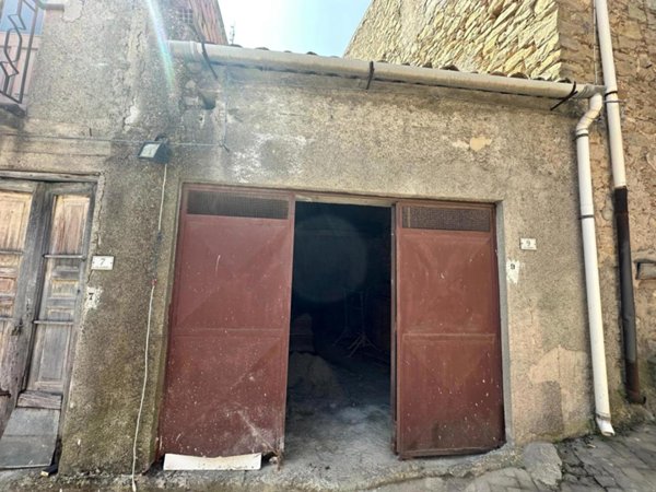 locale di sgombero in vendita a Basicò