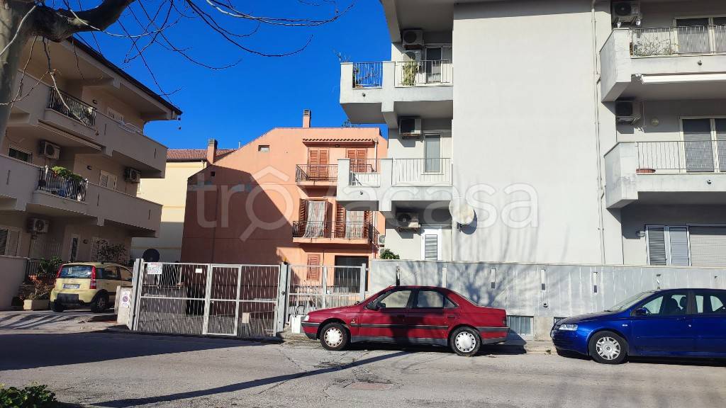 locale commerciale in vendita a Capo d'Orlando